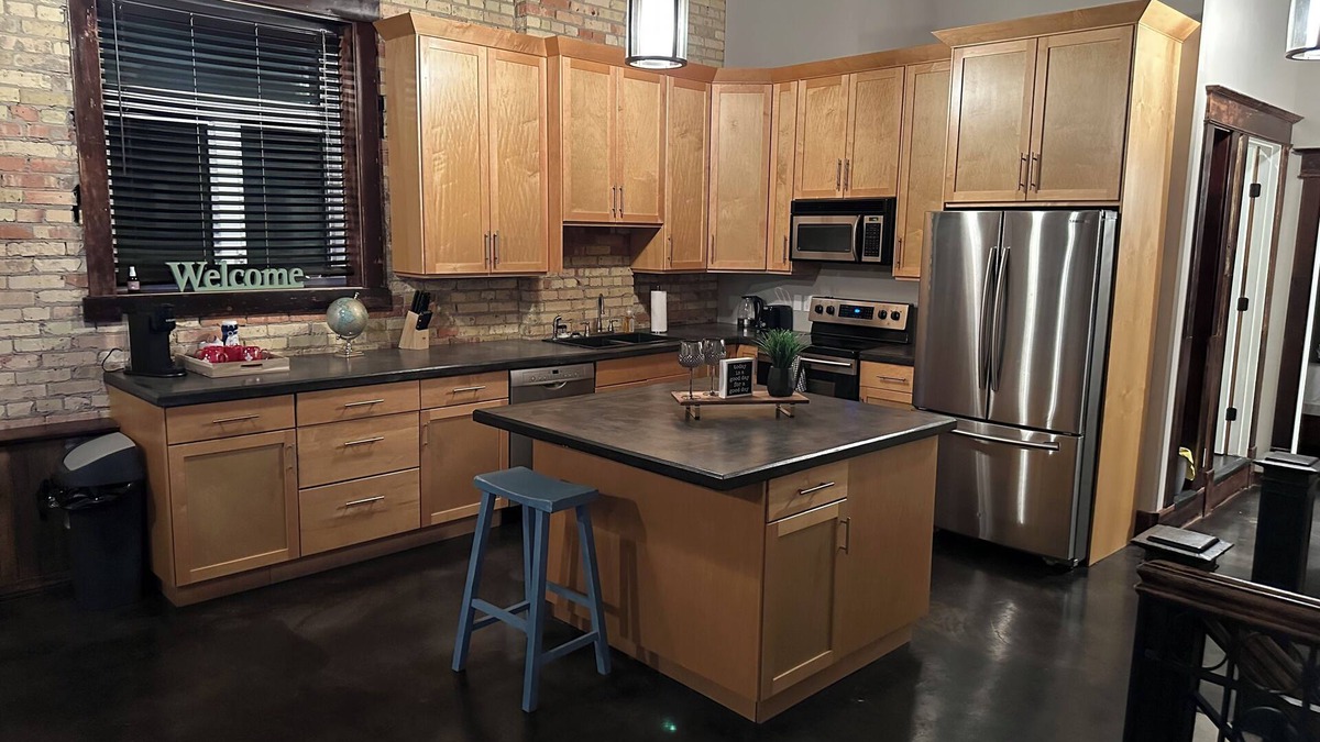 Moose Jaw Apartment | 2 BEDROOM, DESIRABLE LOCATION in the heart of downtown, close to all amenities.