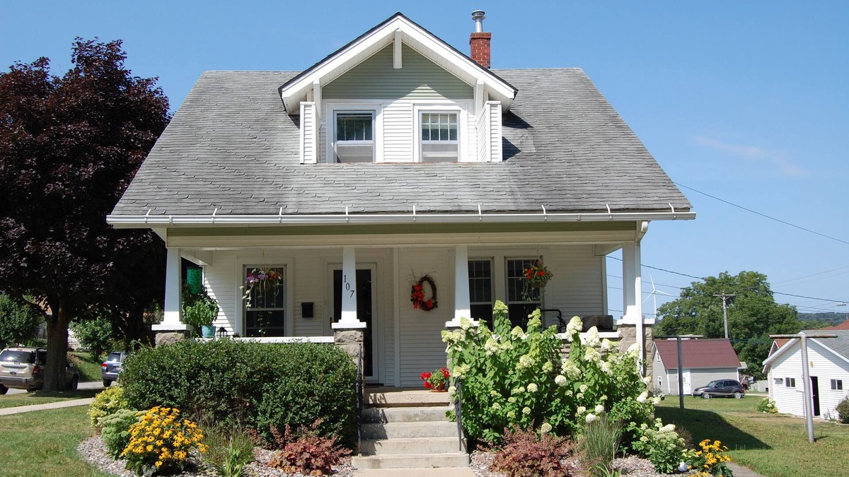 Decorah House | 2 Bedroom Downtown Bungalow- Must see!