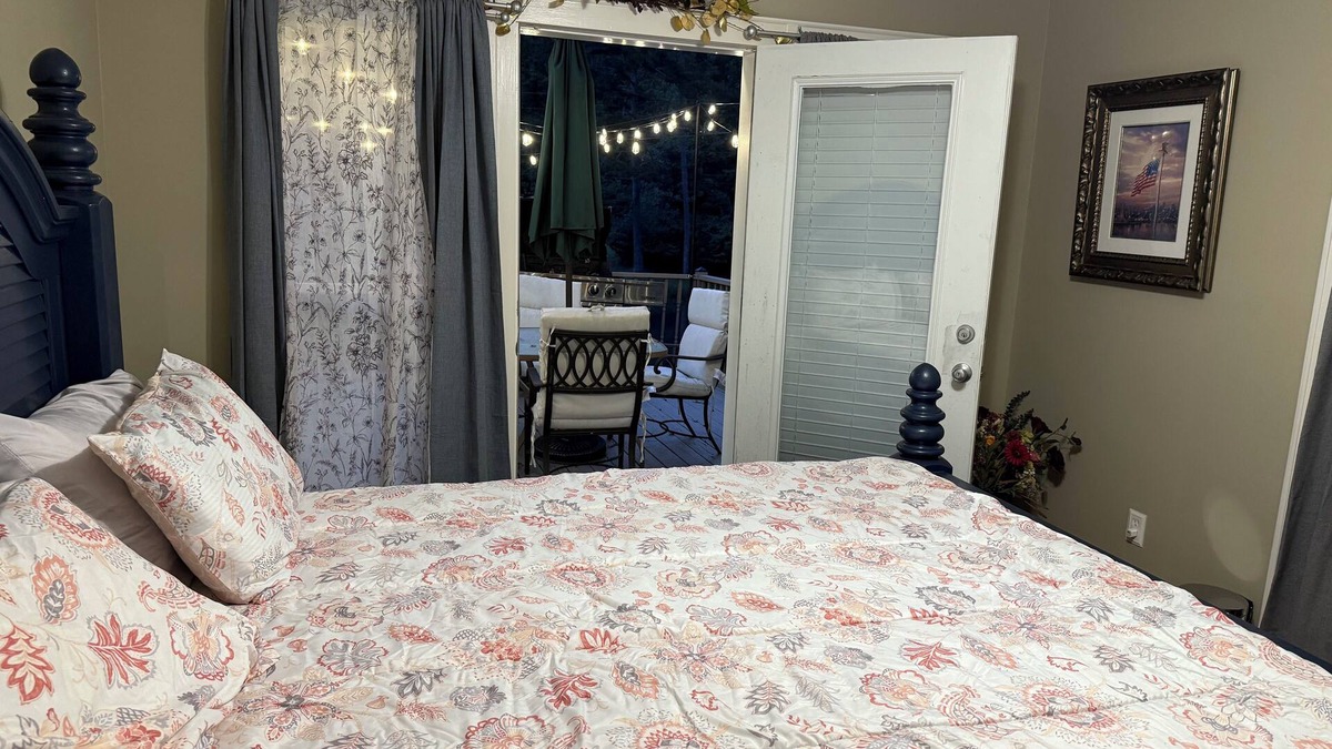 Cornelia Other | 2-bedroom farmhouse on the Chattahoochee River. Kayaking, fishing, hot tub.