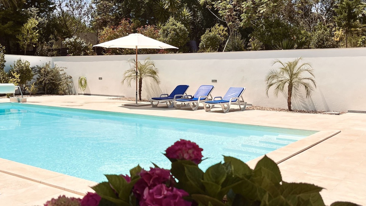 Pataias Apartment | 2 bedroom flat near Nazaré with huge saltwater pool, pool house, mountain view