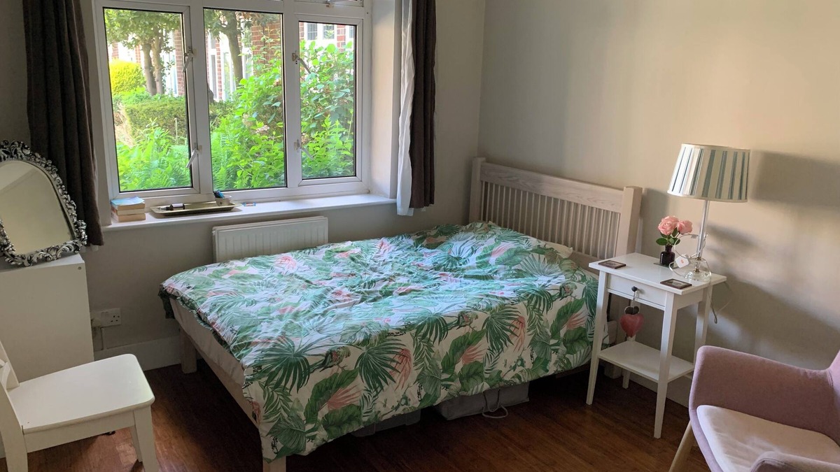 Ealing Common Apartment | 2 bedroom Garden Flat, great links to Heathrow and London