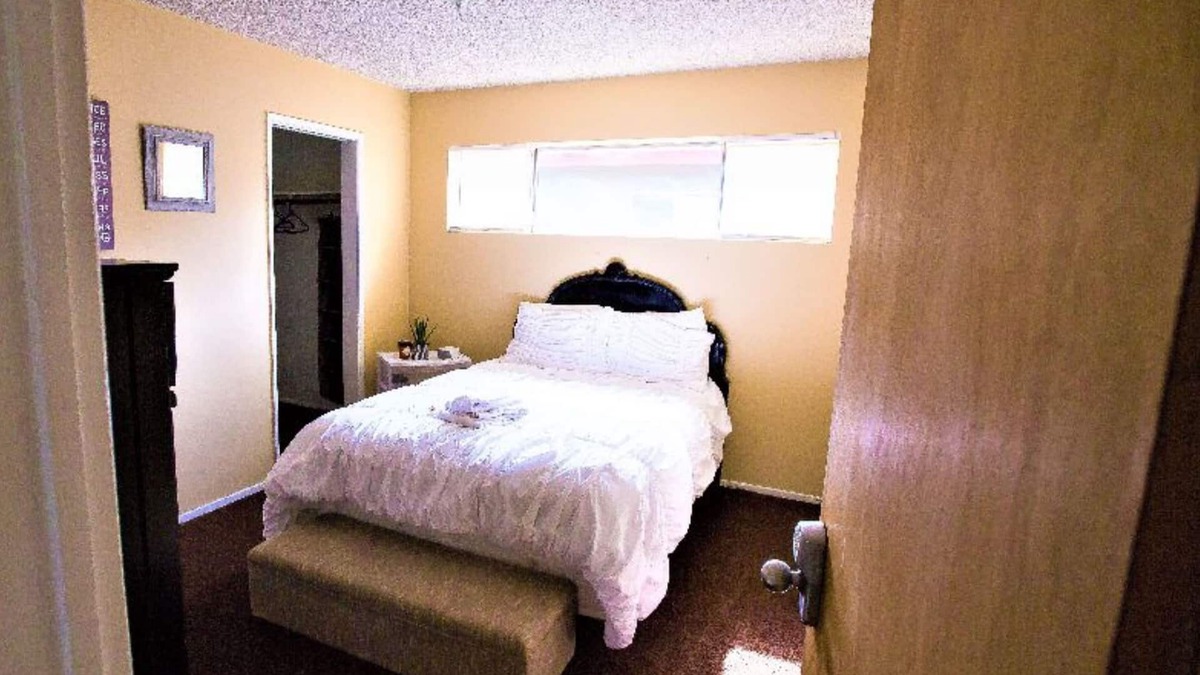 Oleander - Sunset House | 2 Bedroom Gated Townhouse with Private Entrance In Downtown Bakersfield