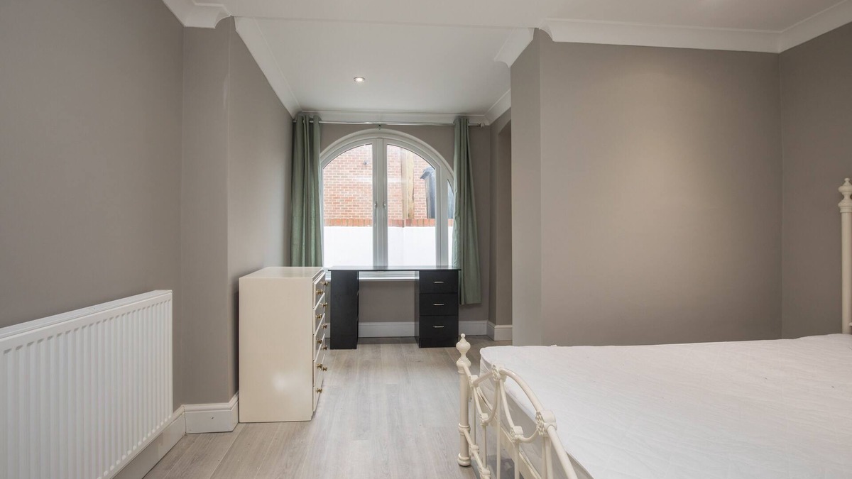 Grove House | 2 Bedroom Riverside Flat In Kingston , 1B