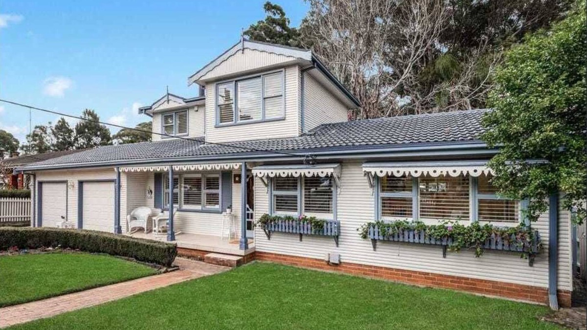 Baulkham Hills House | 2 bedroom guest suite in a Tropical setup