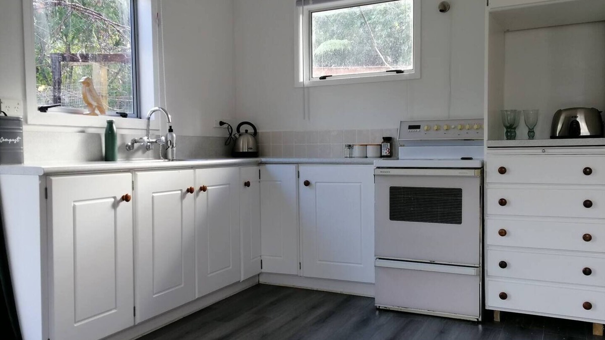 Upper Hutt House | 2 bedroom holiday home with outdoor bath & sauna