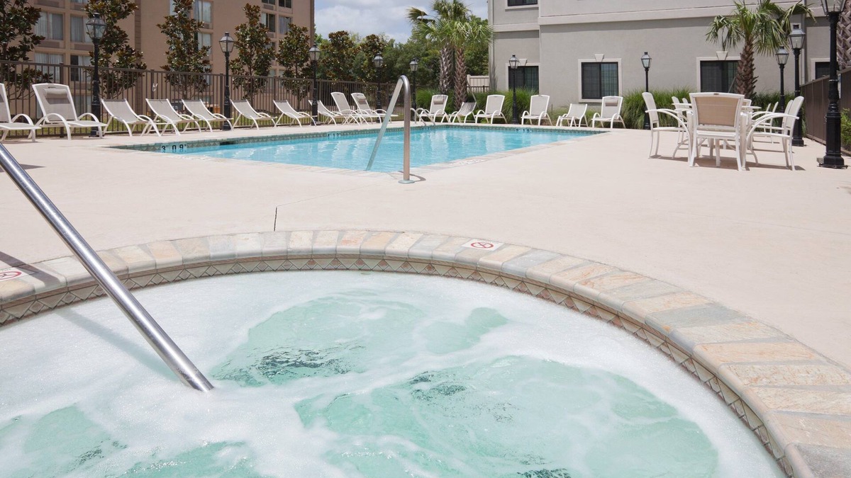 Lafayette Condo | 2 Bedroom| Hot Tub Access. FREE Parking & Wi-Fi