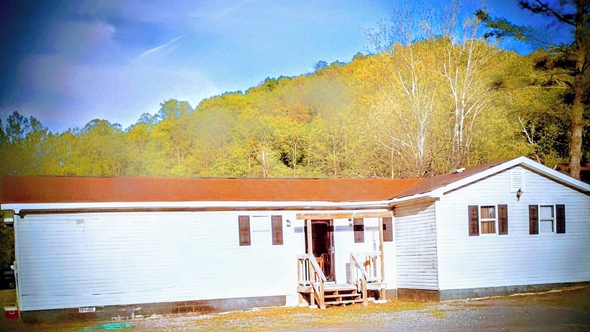 Minden House | 2-bedroom house with AC in Oak Hill wifi and pet friendly