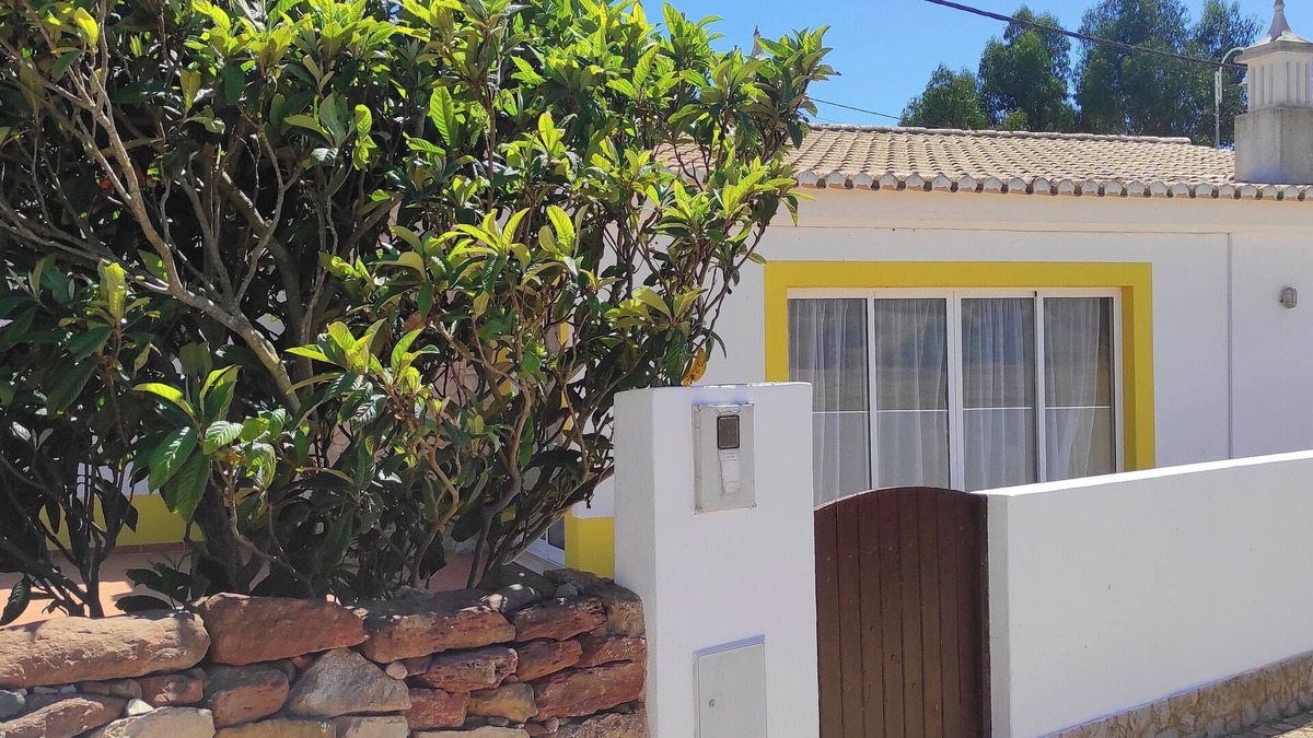 Figueira House | 2 bedroom house with garden and secluded BBQ area, free Internet, beaches