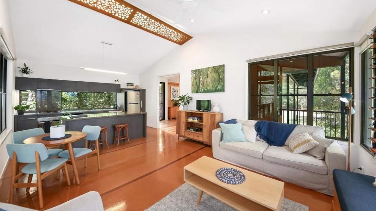 Weyba Downs House | 2 Bedroom Lakehouse (1 Bedroom lockoff) lake views from private deck