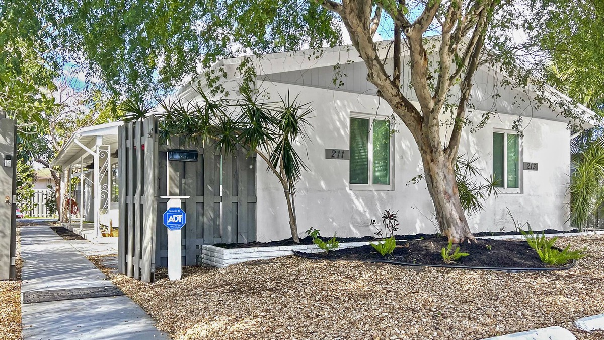 Santa Barbara Estates House | 2 Bedroom Lovely, Bright & Comfy Walk to Beach - Private, Yard, Parking