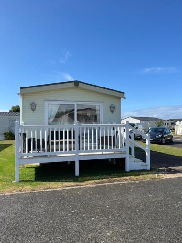 Walton on the Naze Ski Chalet | 2 Bedroom Mini Lodge near the beach