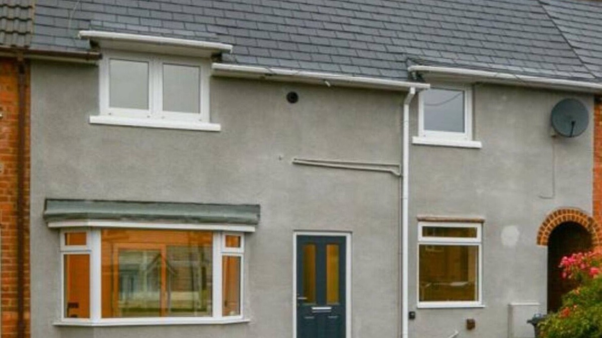 Ilkeston House | 2 bedroom minimalist home from home with parking