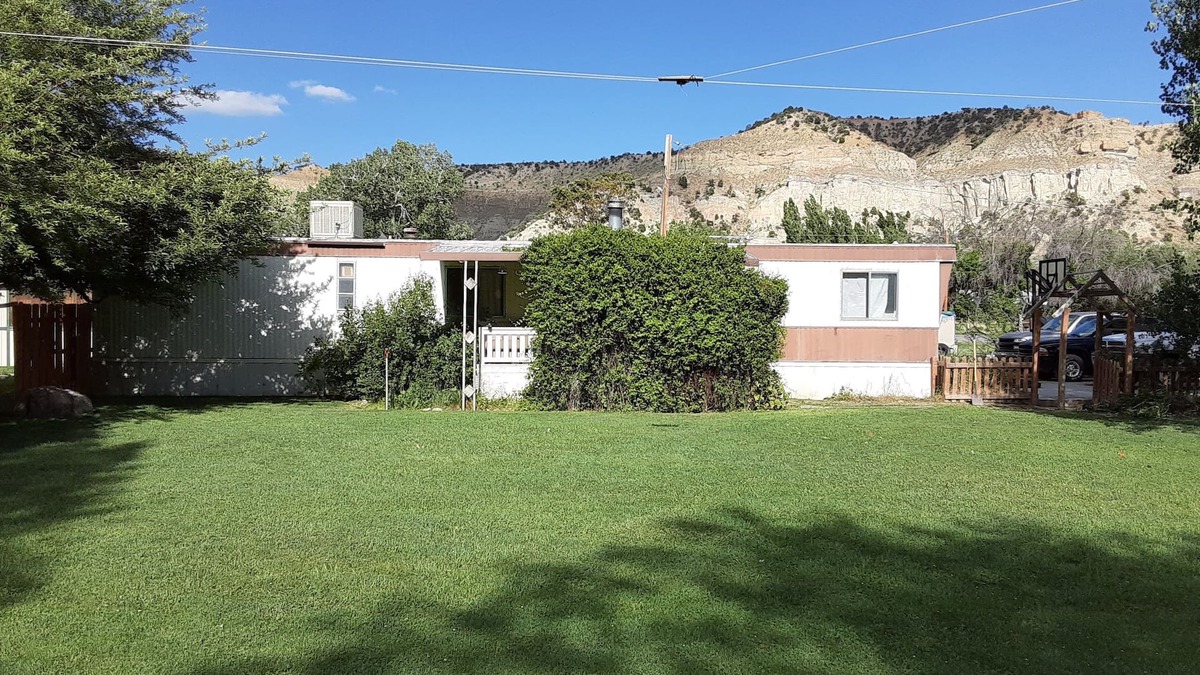 Henrieville House | 2-bedroom mobile home just 15 minutes to Bryce Canyon National Park