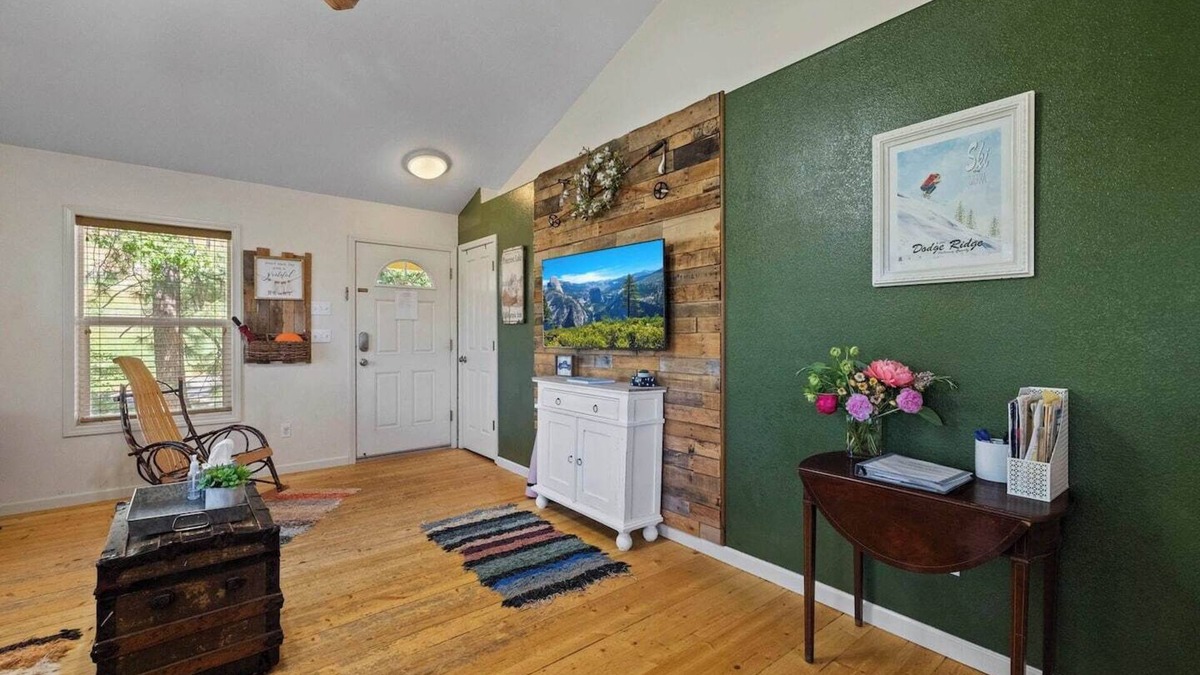 Tuolumne Cabin | 2 Bedroom Mountain Cabin with Wellness Retreat Upgrades Near Yosemite and Dodge Ridge Ski Resort
