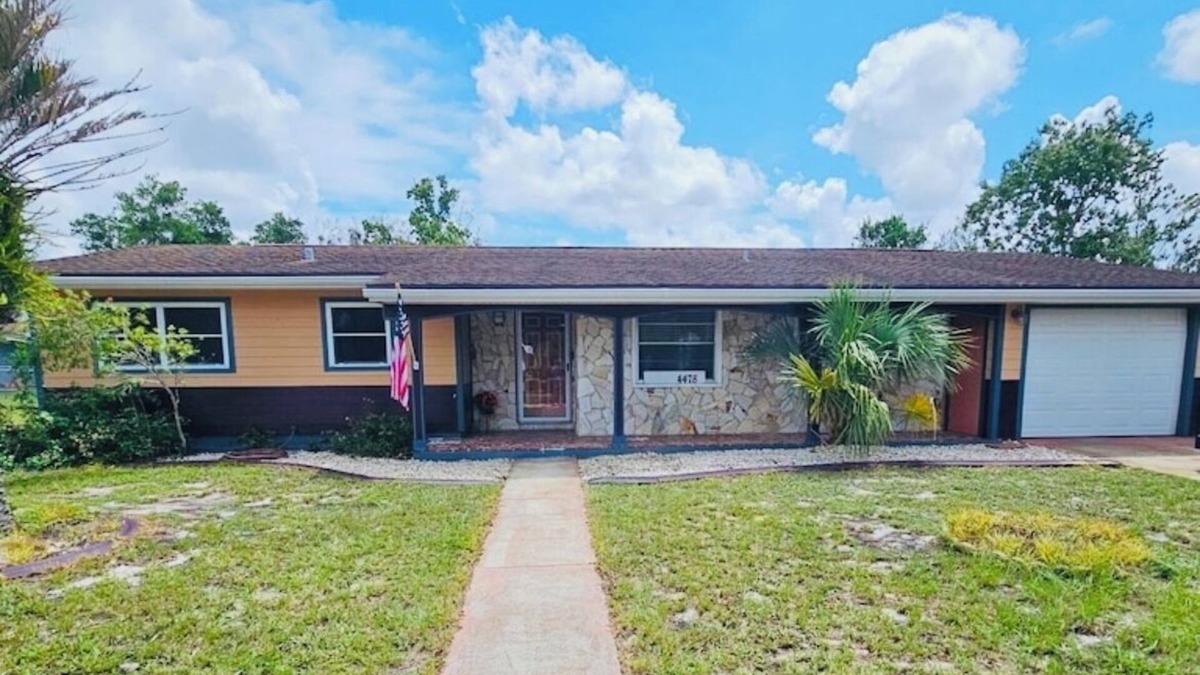 Spring Hill House | 2-bedroom pool house with WiFi, AC in Spring Hill. Minutes from Weeki Wachee