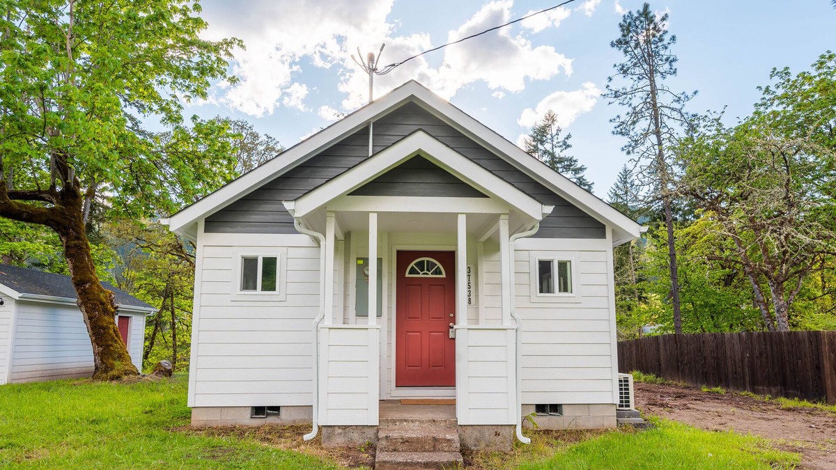 Dorena House | 2 bedroom Riverfront Home, 5 mins from the lake!