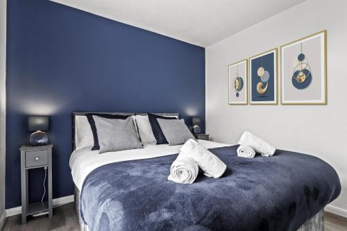 Kettering Apartment | 2 Bedroom Serviced Apartment in Kettering Centre- Northampton, Sleeps 4, free parking, Wifi, Sky, Netflix