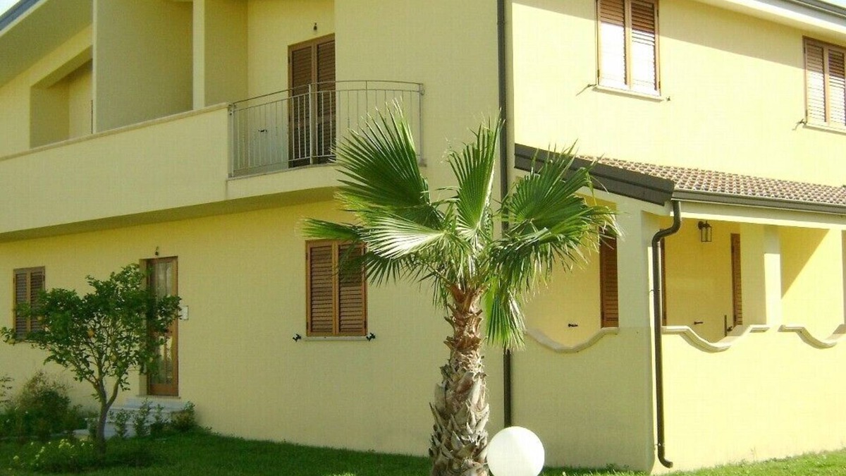 Caulonia Apartment | 2 Bedroom, sleeps 4-6, Direct access to beach, Private Parking for one car.