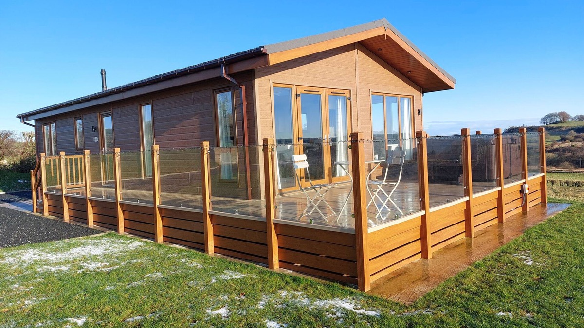 Lochwinnoch Cabin | 2 Bedroom Sleeps 4 Lodge-Smart Tv-Hot tub-Dogs Ok