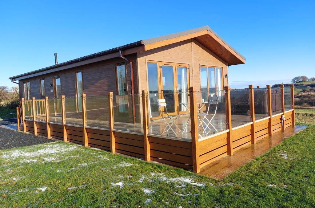Lochwinnoch House | 2 Bedroom Sleeps 4 Lodge-Smart Tv-Hot tub-Dogs Ok