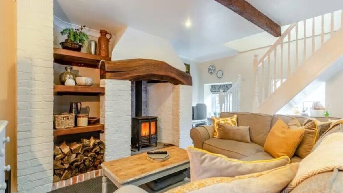 Roch Cottage | 2 bedroom sleeps 5 dog-friendly coastal cottage. 5 Star comfort, character and location.