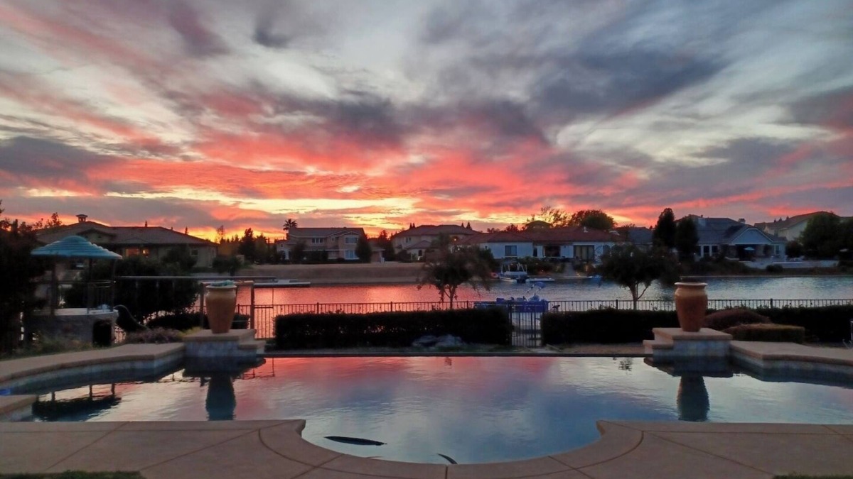 Roseville Apartment | 2 Bedroom Suite on Lake with Boat and Golf Course. Has separate Entry access