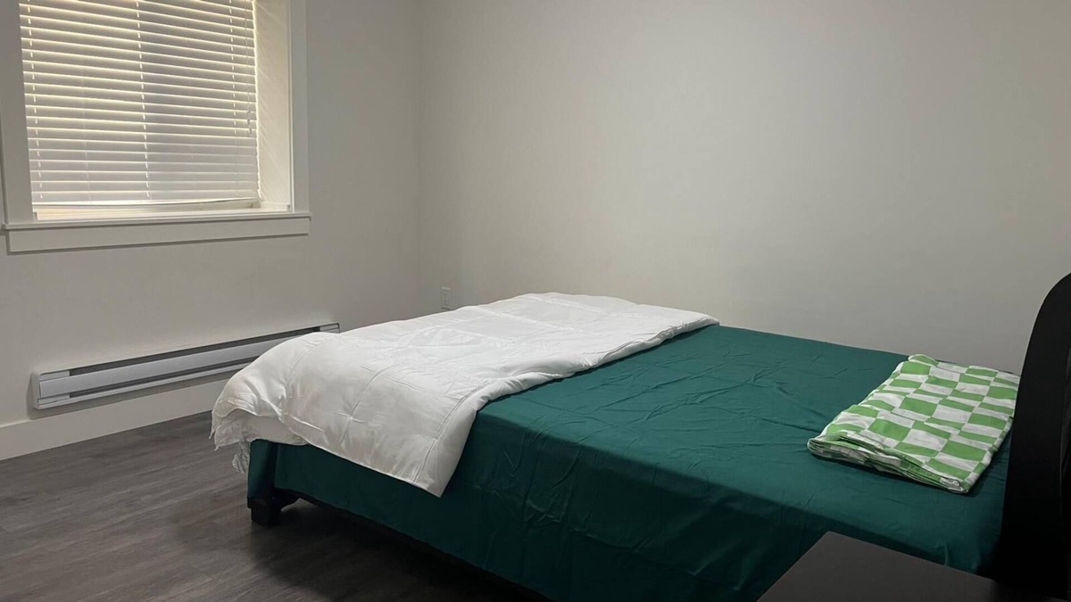 South Clearbrook House | 2 Bedroom suite with free parking
