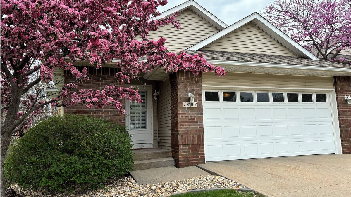 Weber House | 2-bedroom townhome in prime location in Iowa City with AC, WiFi
