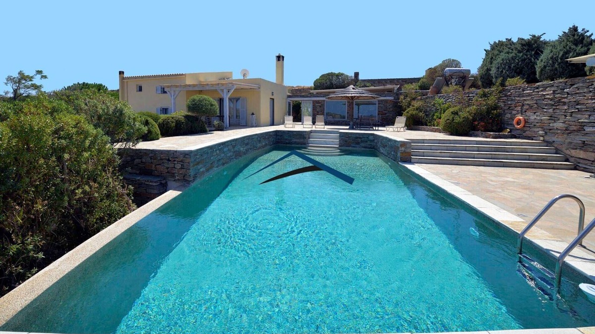 Kea Villa | 2 bedroom villa with a large swimming pool 10 minutes by car from Spathi beach