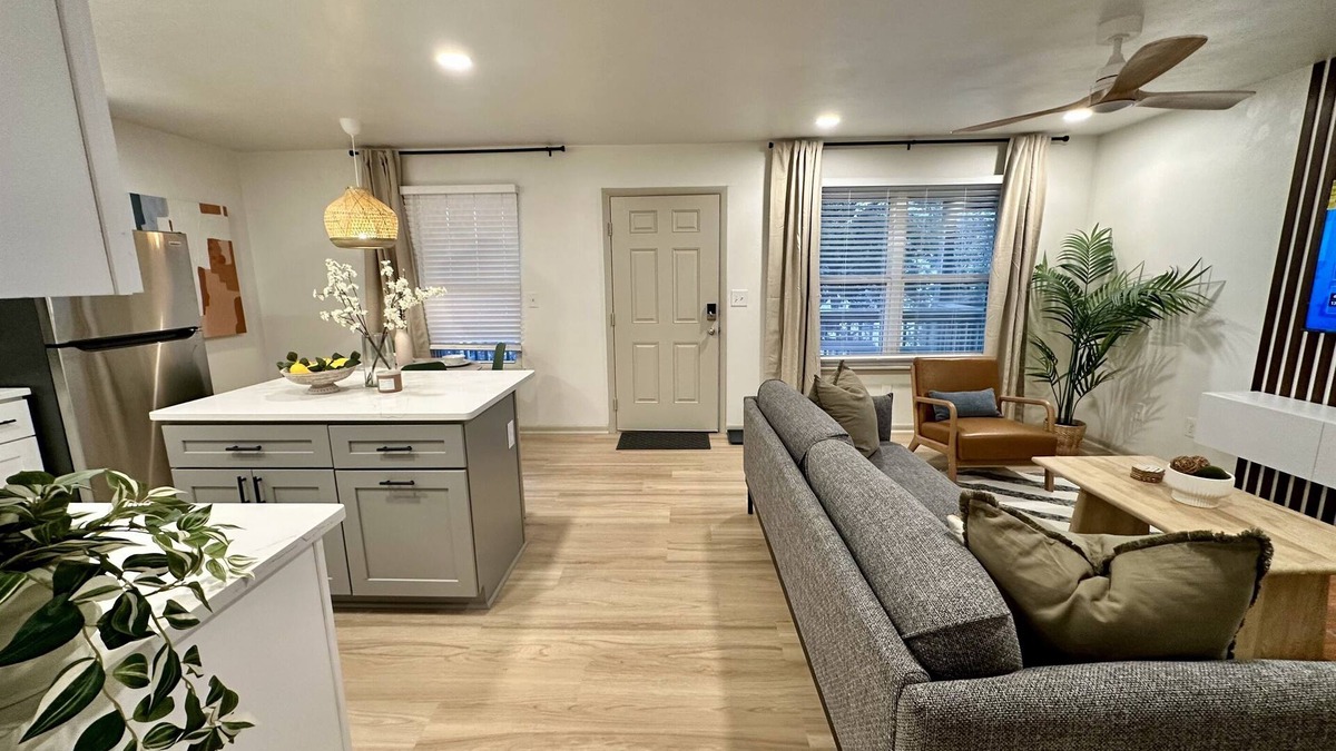 East Ocean View Apartment | 2 Bedroom w/King Beds walk to beach - top floor 7