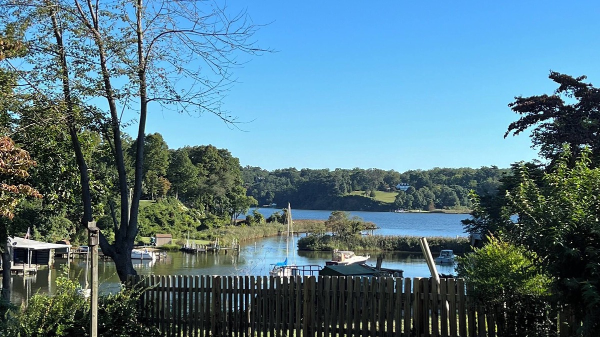 Wardour Cottage | 2-bedroom waterfront Cottage in Annapolis, MD. Cove of Cork, view of the Severn.