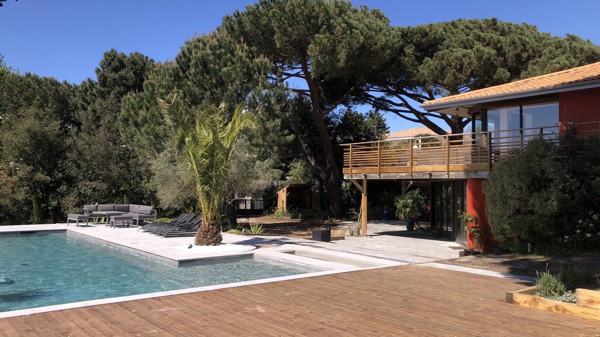 Arcachon House | 2-bedroom with pool, 2-minute walk from the sea in a park in middle of Arcachon