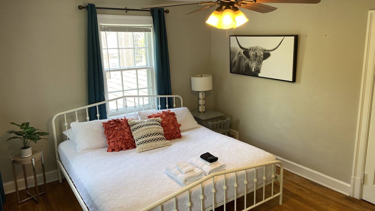 Murfreesboro House | 2 Bedroom with Screened-in Porch-Sleeps 6-Only 5 Blocks to the Square and MTSU!