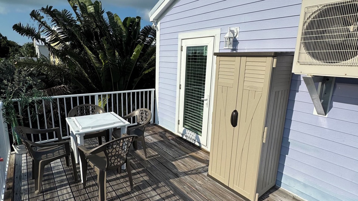 Marathon House | 2 bedrooms 1 bathroom Poolside Retreat!