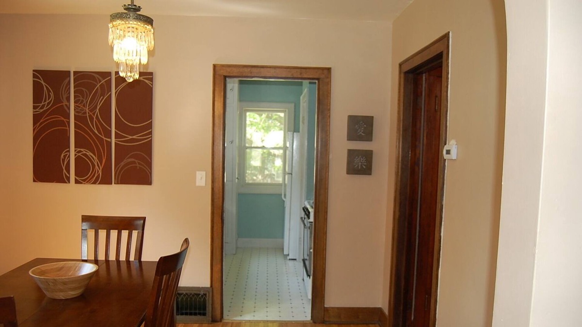 Mason City House | 2 bedrooms, 2 bath, fenced in yard and a single stall garage.