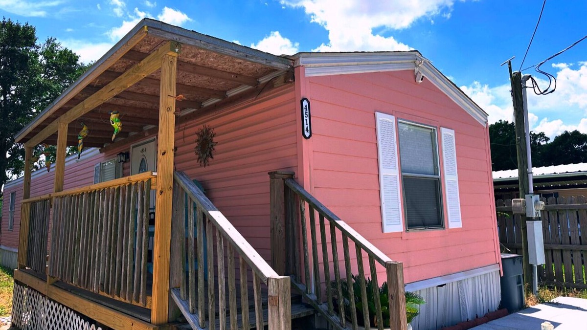 Bacliff House | 2 bedrooms, 3 beds, 2 bathrooms cozy house by the bay.