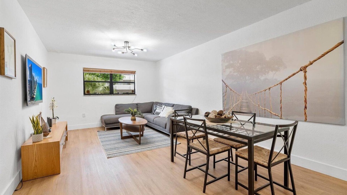Eastern Shores Condo | 2 Bedrooms Apartment/Near the beach and plazas for shopping