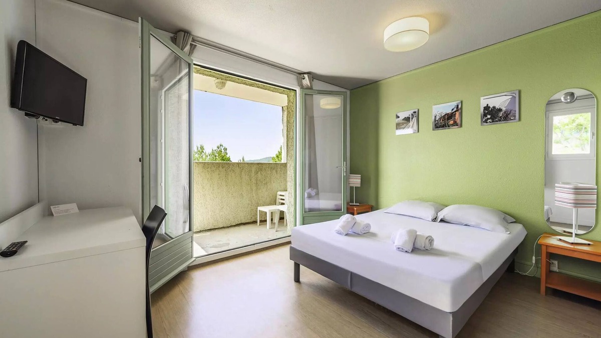 Montpezat Apartment | 2 Bedrooms + Sleeping Area Classic 2 Adults and 1 Child Terrace