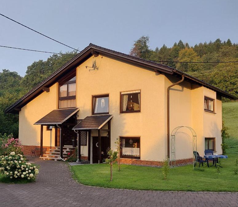 Westerburg Apartment | 2 Bett Ferienwohnung Kirschblüte