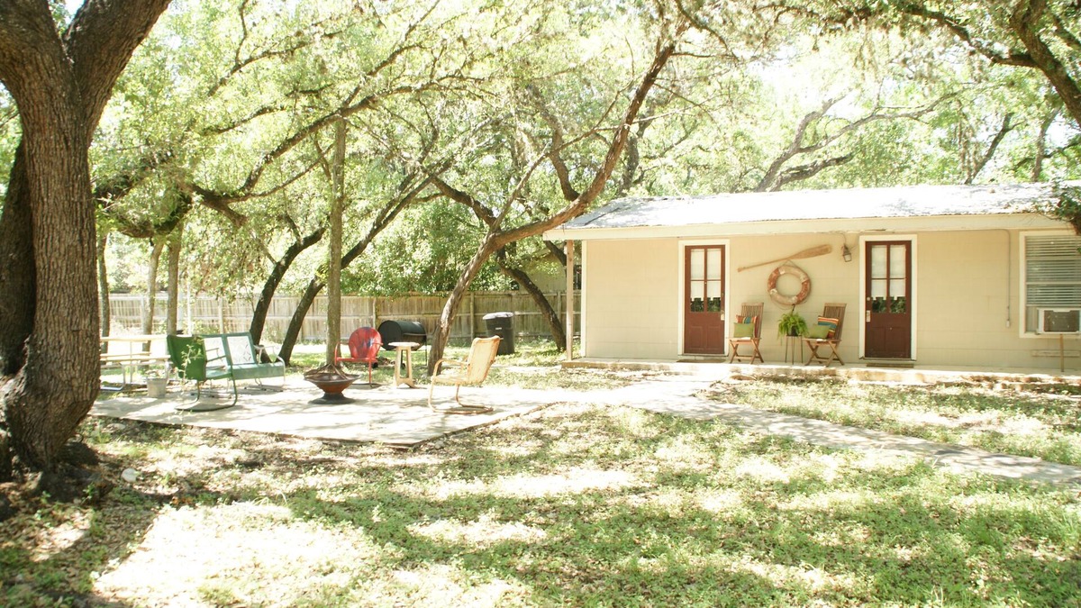 Gruene Cabin | 2 Blks from GUADALUPE RIVER , Tube Rentals & GRUENE HALL, COMAL RIVER 5 mins.