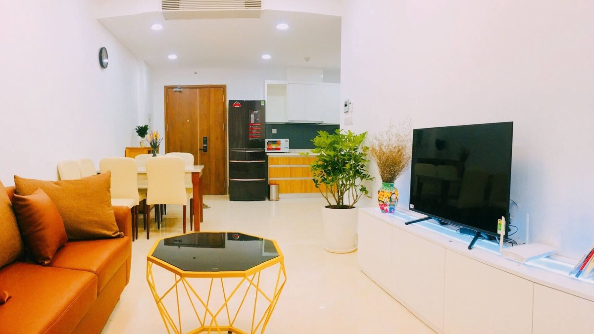 District 7 House | 2 BR 2 BA 5 SLEEP BALCONY POOL Live downtown SaiGon