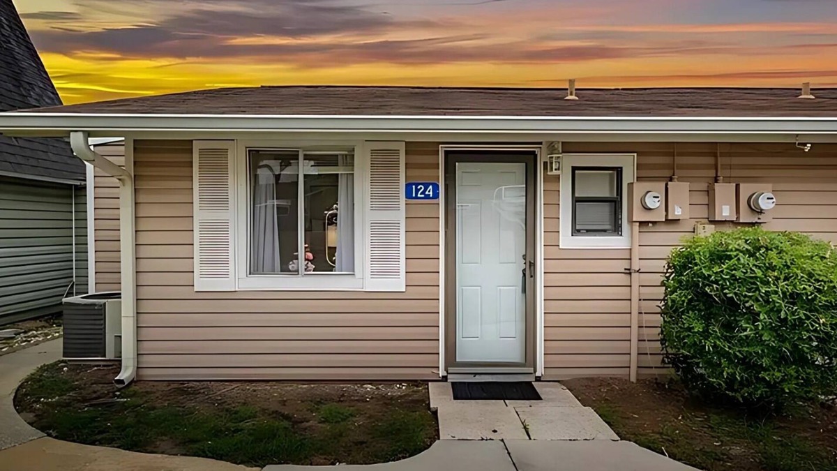 Clermont Condo | 2 BR/2 bath Clermont cottage w/Heated Olympic Pool/basketball/lake access