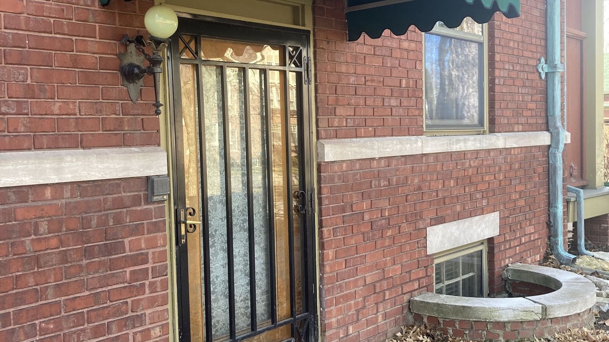 Central Hyde Park Apartment | 2 BR Apt in Historic Mansion, Off-St Parking, Level 2 EV Chrgr, 1 mi to T-Mobile