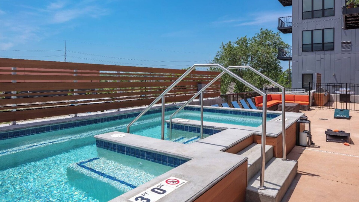 Downtown Des Moines Apartment | 2 BR Dwntwn Apt with Hot Tub