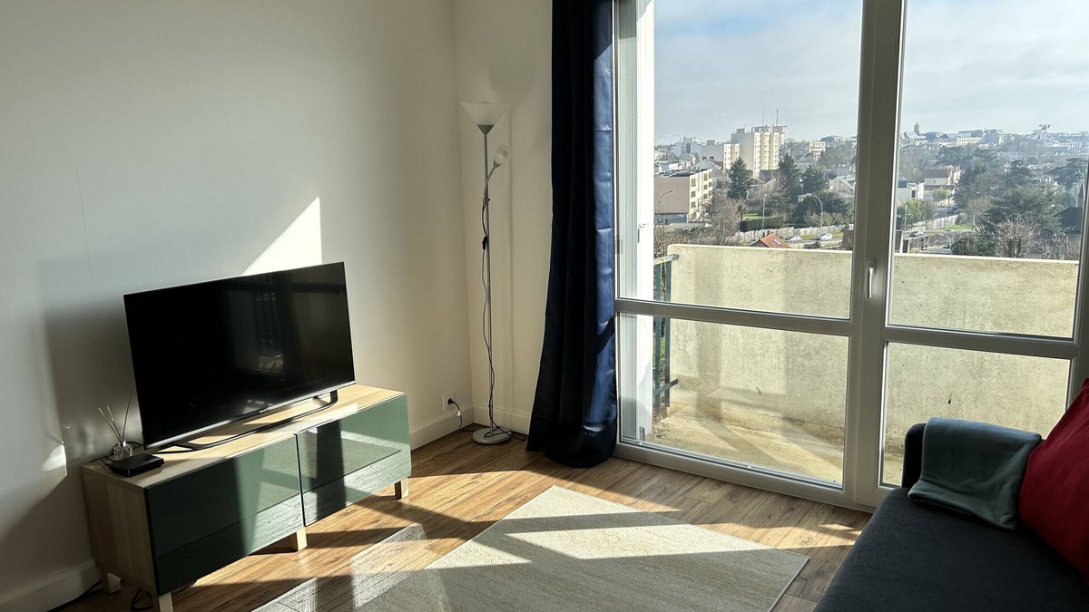 Saint-Germain-en-Laye Apartment | 2 BR Family Friendly Free Parking