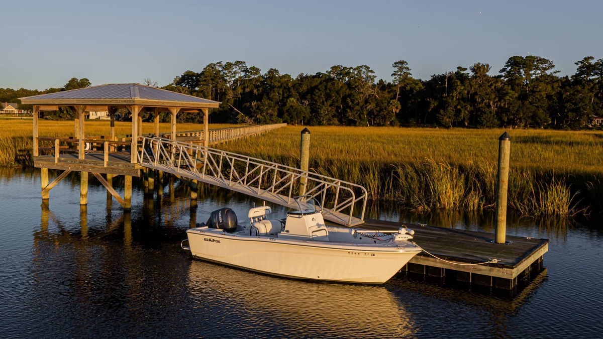 Darien House | 2-BR Fisherman's Quarters w/docks, pool, and firepit on Emma's Driftwood Farm