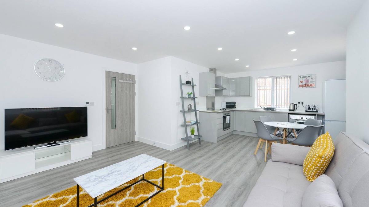 Gedling Apartment | 2-BR Flat w/Free Parking Near Nottingham