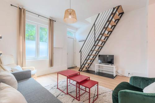 Fives House | 2 BR house w/terrace, near train stations & metro