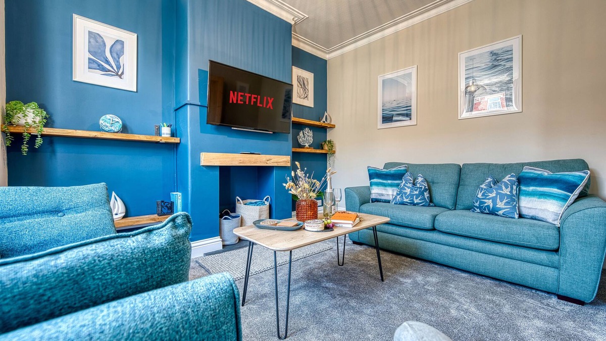 Southsea House | 2 BR Spacious House - Central, Sleeps 4 w/parking