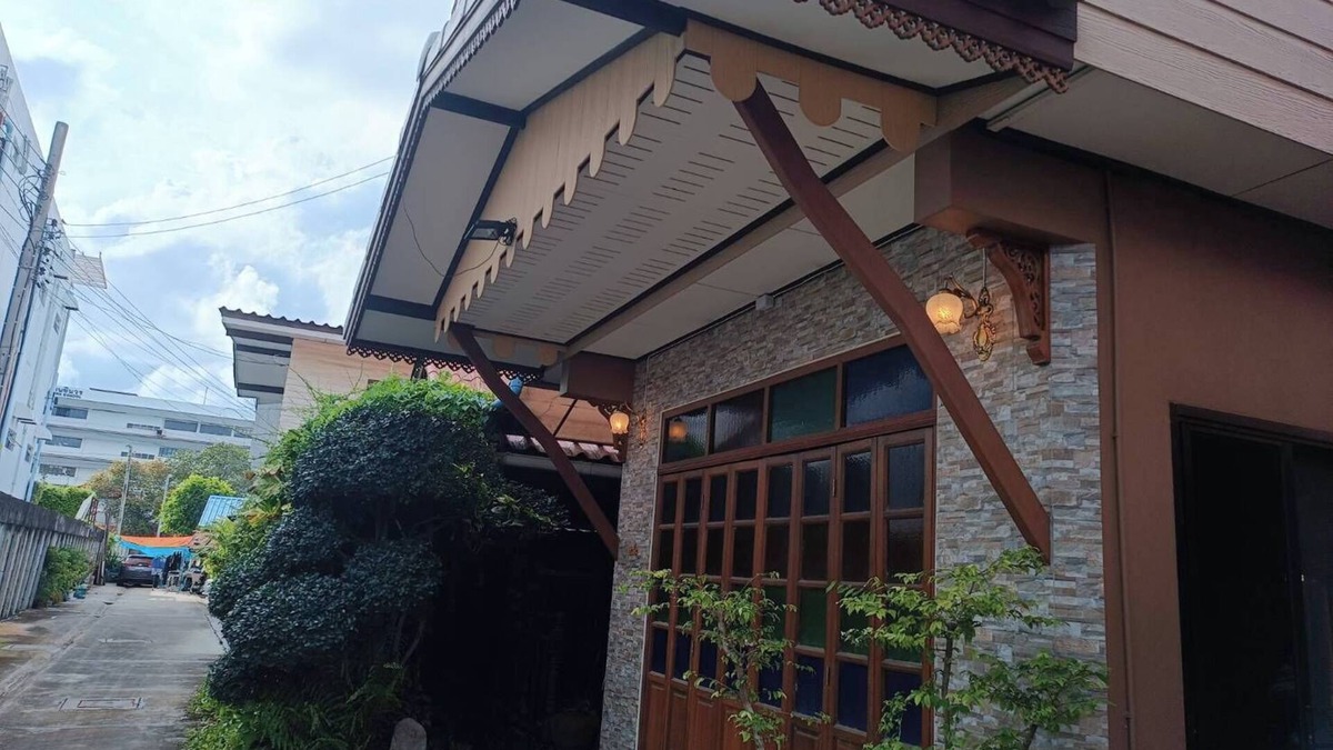 Khlong Kum House | 2 BRs house near Lamsali MRT, BaanChaySala